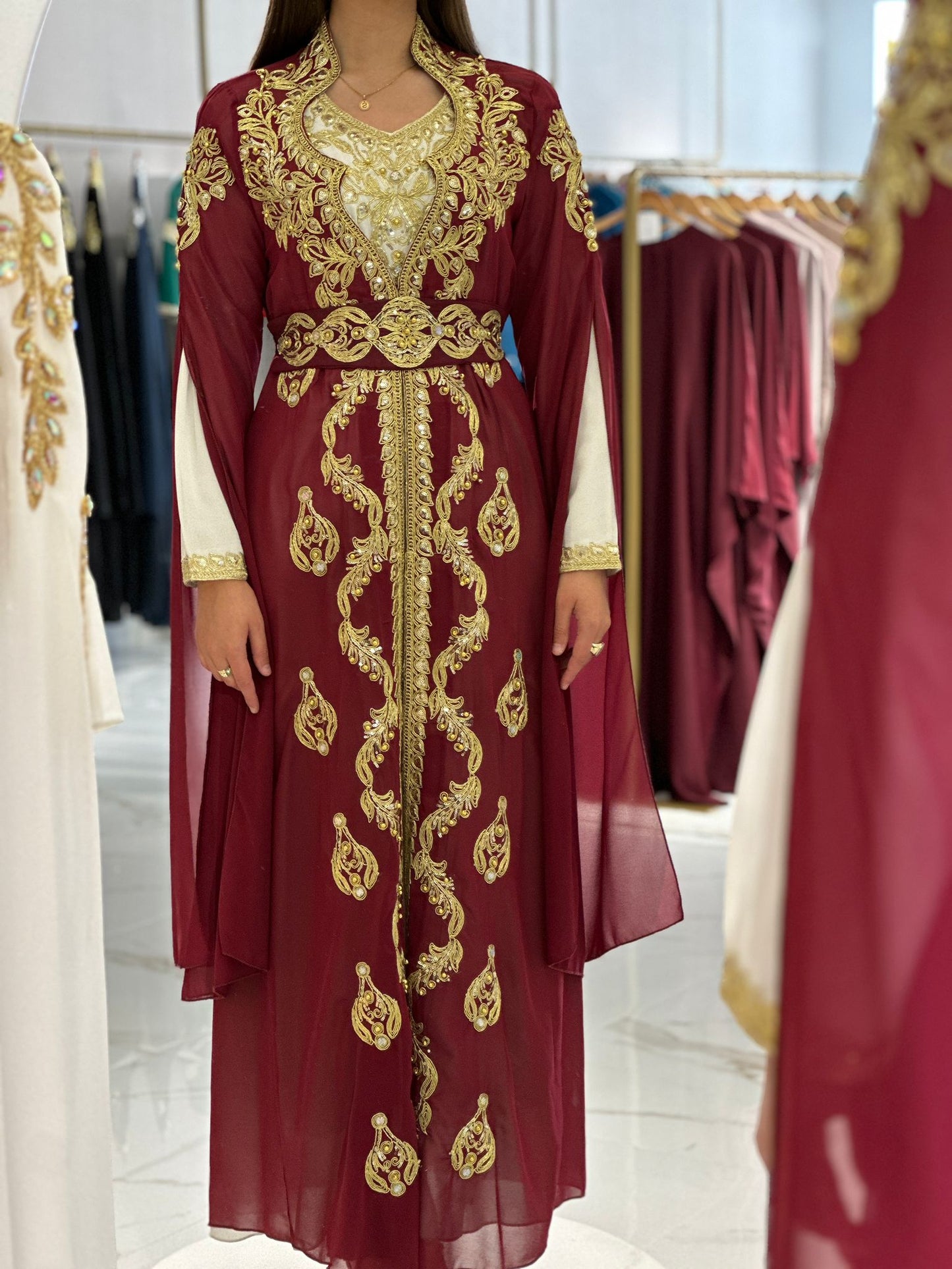 Bordo Kaftan sa Zlatnim Vezom