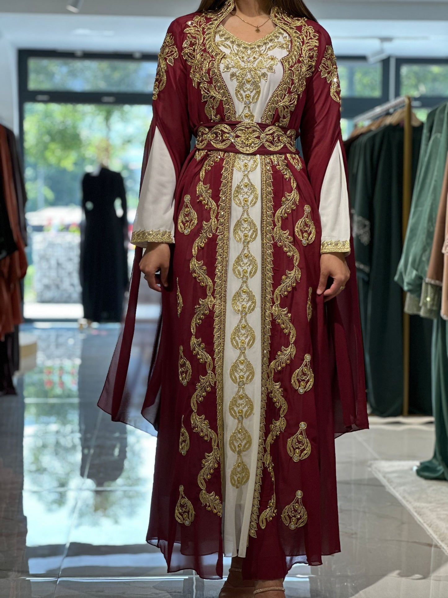 Bordo Kaftan sa Zlatnim Vezom